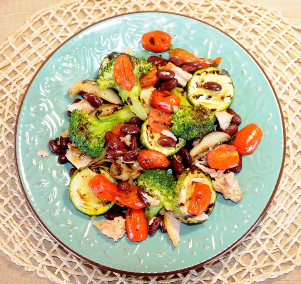 Red bean salad with green vegetables and tuna - Photo By Thanasis Bounas